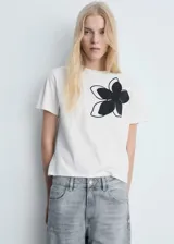 Remera blanca de algodón con estampado de una flor roja en el frente.
