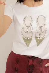 Remera básica blanca de algodón, con estampa frontal que refleja personalidad y actitud.