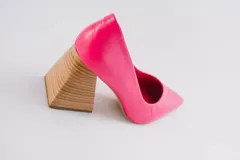 Zapatos de tacón color mostaza de cuero, con punta fina y tacón cuadrado forrado en cuero tipo madera.