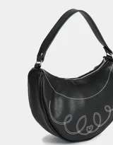Bandolera negra con forma de media luna, asa corta de hombro y costura decorativa blanca con diseño de ondas y corazón.