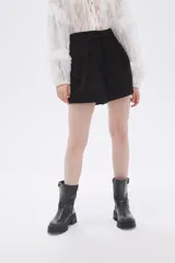Short negro de vestir con pinzas, tiro alto y ruedo con dobladillo.