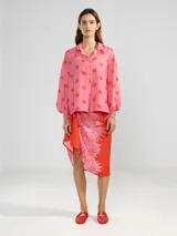 Pareo con estampado de flores en tonos rosados y rojos.