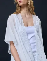 Kimono blanco de gasa con apliques de brillos, marca Jessica Mc Clintock.