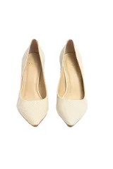 Zapatos de tacón alto color crema con textura de piel de serpiente, punta fina y tacón geométrico de madera clara.