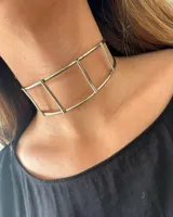 Gargantilla rígida plateada con diseño geométrico de rectángulos.