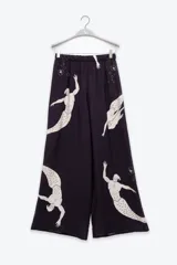 Pantalón palazzo negro con cintura elástica y estampado de sirenas blancas.