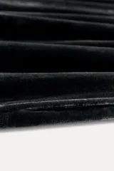 Pantalón de terciopelo negro de tiro medio con cintura elástica, bolsillos laterales ocultos y pierna ancha.