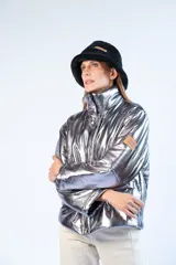 Campera puffer dorada con cuello alto, cierre frontal con botones a presión y bolsillos laterales con solapa.