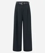 Pantalón wide leg negro de poliéster y elastano, con trabillas en la cintura, cinturón con hebilla y pliegues. Estilo sastrero.