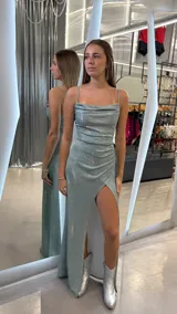 Vestido largo de fiesta color celeste con brillos, escote drapeado y breteles finos.