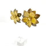 Aros tipo caravanas con forma de flor de metal esmaltado en tonos verde, con centro de perla y strass.