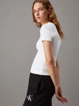 Pantalón de chándal negro de felpa con corte holgado, cintura elástica con cordón, puños de canalé, bolsillos laterales y monograma bordado de Calvin Klein en la cadera.