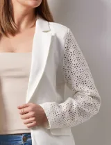 Blazer entallado blanco, marca Robert Louis. Cuello con solapa y abertura central con botón. Delantera con bolsillos. Manga larga calada.