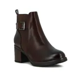 Bota de cuero color marrón oscuro, de caña baja y taco cuadrado. Presenta detalle de hebilla metálica en el lateral.