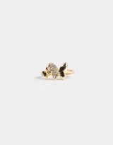 Anillo dorado con forma de corazón.