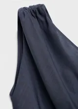 Vestido midi de lyocell color gris, con escote asimétrico de un solo hombro y detalle fruncido en la cadera.