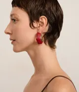 Aros de argolla bicolores con textura, confeccionados en metal reciclado con baño light gold y cierre por tornillo.