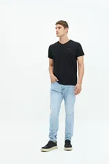 Remera blanca de manga corta con cuello en V, corte regular y logo bordado.