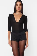 Microshort negro de calce ajustado.