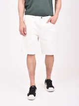 Bermuda blanca de corte recto con bolsillos laterales y traseros.