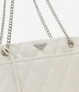 Bolso de hombro mediano color blanco con diseño acolchado en forma de rombos. Tiene asa de cadena plateada, cierre de cremallera y bolsillo frontal con botón a presión.