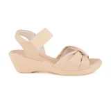 Sandalia de cuero color beige, con taco de cuña y tira elástica en el tobillo.