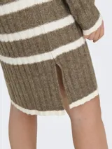 Vestido marrón de punto con rayas horizontales blancas, cuello alto y mangas largas.