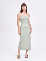Vestido midi de tirantes finos, color verde oliva, ajustado al cuerpo.