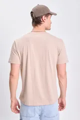 Remera color taupe de manga corta con estampa de un pulpo y texto en el pecho.