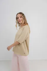 Buzo ligero de tejido fino color gris, con calce relajado, mangas 3/4 y escote redondo.