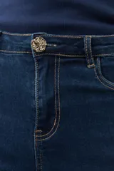 Pantalón de jean azul oscuro, de corte recto, con tajos en el ruedo.