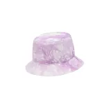 Gorro tipo bucket Nike con estampado tie-dye en tonos lila y blanco, y logo de la marca bordado en blanco en el frente.