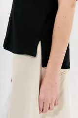 Remera celeste de algodón con escote en V y mangas cortas.