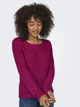 Sweater de punto color fucsia, de corte clásico y mangas largas.