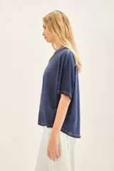 Remera azul de cuello redondo confeccionada en jersey flamé, con efecto gastado y calce oversize.