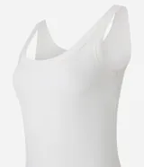 Musculosa negra de rib de algodón, con escote redondo.
