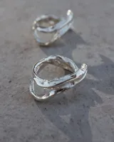 Anillo de plata 925 con diseño abierto y adaptable.