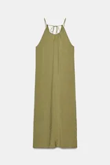 Vestido midi de color verde oliva, con cuello redondo y tirantes finos ajustables mediante un lazo en la espalda. El tejido presenta un acabado arrugado o texturizado.
