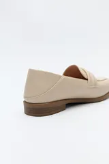 Mocasín negro de cuero sintético con punta cuadrada y detalle de bordado a tono en la capellada. Taco de 2,5cm.