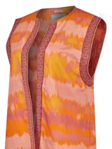 Chaleco largo sin mangas con estampado abstracto en tonos rosa, beige y blanco.