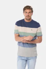 Remera de manga corta con rayas horizontales en tonos gris, verde, rosa, azul y azul marino.