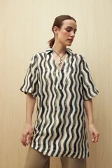 Vestido corto con estampado de rayas onduladas en blanco y azul, cuello tipo solapa y escote en V.