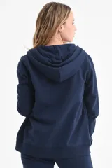 Campera deportiva con capucha y cierre frontal, de tejido afelpado color azul marino.