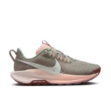 Championes de running Nike Reactx Pegasus Trail 5 para mujer, color verde oliva con detalles en rosa y blanco.