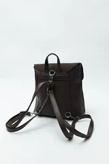 Mochila estructurada negra con frente en gamuza y cuerpo en símil cuero texturizado. Tiene asa superior y correas regulables.