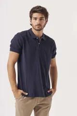 Pantalón chino color beige de corte recto.