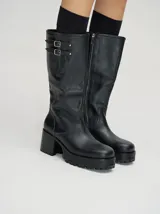 Bucanera de cuero vacuno color negro, con punta cuadrada, taco de madera de 7cm y detalle de hebillas al final de la caña.