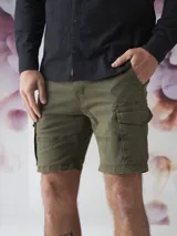 Bermuda de gabardina color marrón con múltiples bolsillos tipo cargo.