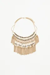 Collar de estilo pechera en tono dorado, confeccionado con hileras de canutillos, mostacillas negras y pequeñas piezas metálicas. Presenta un diseño de flecos largos compuestos por múltiples cadenas finas que caen en cascada y cuenta con cierre de mosquetón con cadena de alargue.