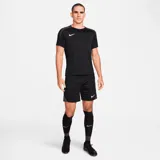 Remera deportiva Nike Strike de hombre, color negro con detalles en gris en los hombros y logo blanco en el pecho.